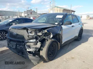 2020 Ford Police Interceptor Utility z VIN 1FM5K8ABXLGC63862, wystawiony jako IAAI lot #41146839 z przebiegiem Nie podano mil oraz . Historia ofert i sprzedaży dostępna na DreamBid. Obrazek 16.