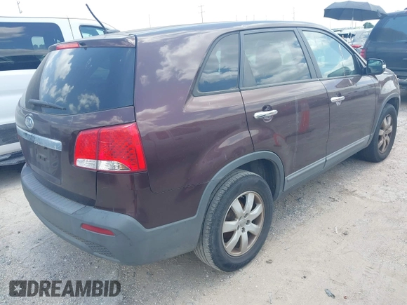 2012 Kia Sorento LX z VIN 5XYKT4A15CG241033, wystawiony jako IAAI lot #42439153 z przebiegiem 248 220 mil mil oraz . Historia ofert i sprzedaży dostępna na DreamBid. Obrazek 4.