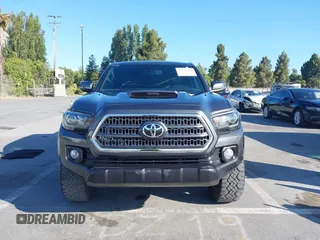 2020 Toyota Tacoma SR5 z VIN 3TMCZ5AN9LM296826, wystawiony jako IAAI lot #42533149 z przebiegiem 72 375 mil mil oraz . Historia ofert i sprzedaży dostępna na DreamBid. Obrazek 12.