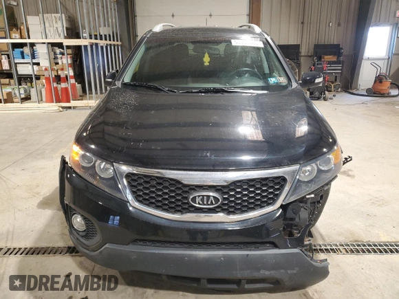 2013 Kia Sorento EX с VIN 5XYKU3A66DG386604, выставлен на аукционе Copart как лот 53357485 с пробегом 131 509 миль миль и Списание • Salvage title. История ставок и продаж доступна на DreamBid. Изображение 5.