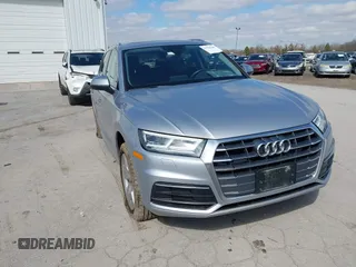 2018 Audi Q5 Premium Plus z VIN WA1BNAFY3J2234064, wystawiony jako IAAI lot #41923348 z przebiegiem 96 975 mil mil oraz . Historia ofert i sprzedaży dostępna na DreamBid. Obrazek 1.