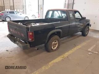 1993 Dodge Dakota z VIN 1B7GG23XXPS146273, wystawiony jako IAAI lot #42115602 z przebiegiem 222 740 mil mil oraz . Historia ofert i sprzedaży dostępna na DreamBid. Obrazek 4.