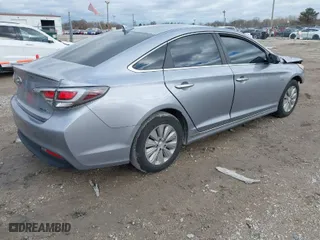 2017 Hyundai Sonata Hybrid SE with VIN KMHE24L1XHA048568, listed as a IAAI auction lot 40906982 with 119,801 mi miles. Bid and sale history available at carsss.com. Image 4.
