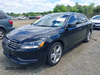 2015 Volkswagen Passat SE z VIN 1VWBV7A3XFC058603, wystawiony jako IAAI lot #42260010 z przebiegiem 94 857 mil mil oraz . Historia ofert i sprzedaży dostępna na DreamBid. Obrazek 2.