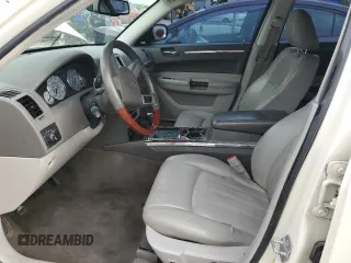 2009 Chrysler 300 C Hemi z VIN 2C3KA63TX9H619703, wystawiony jako Copart lot #60902075 z przebiegiem 140 003 mil mil oraz Szkoda całkowita • Salvage title. Historia ofert i sprzedaży dostępna na DreamBid. Obrazek 7.