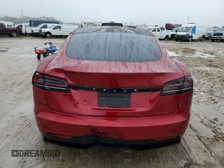 2024 Tesla Model S z VIN 5YJSA1E52RF537354, wystawiony jako Copart lot #43077365 z przebiegiem 8 934 mil mil oraz Szkoda całkowita • Salvage title. Historia ofert i sprzedaży dostępna na DreamBid. Obrazek 6.