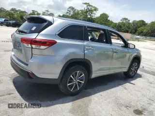 2017 Toyota Highlander XLE with VIN 5TDKZRFH9HS517726, listed as a Copart auction lot 62833065 with 22,762 mi miles and Salvage title. Bid and sale history available at DreamBid. Image 3.