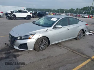 2023 Nissan Altima SV z VIN 1N4BL4DV8PN379930, wystawiony jako IAAI lot #42376207 z przebiegiem 29 945 mil mil oraz . Historia ofert i sprzedaży dostępna na DreamBid. Obrazek 2.