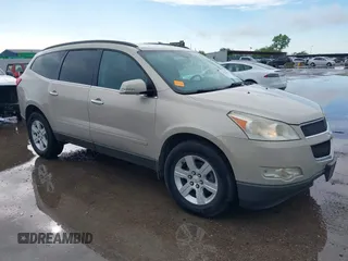 2012 Chevrolet Traverse 1LT z VIN 1GNKRGED4CJ237745, wystawiony jako IAAI lot #42115655 z przebiegiem 245 514 mil mil oraz . Historia ofert i sprzedaży dostępna na DreamBid. Obrazek 1.