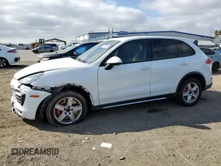 2015 Porsche Cayenne Turbo z VIN WP1AC2A21FLA80938, wystawiony jako Copart lot #43990425 z przebiegiem 70 872 mil mil oraz Szkoda całkowita • Salvage title. Historia ofert i sprzedaży dostępna na DreamBid. Obrazek 1.