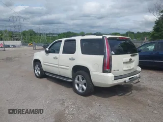 2008 Chevrolet Tahoe 3LT z VIN 1GNFK13068R236818, wystawiony jako IAAI lot #42392167 z przebiegiem 157 702 mil mil oraz . Historia ofert i sprzedaży dostępna na DreamBid. Obrazek 3.