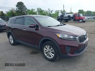 2019 Kia Sorento LX z VIN 5XYPGDA39KG478036, wystawiony jako IAAI lot #42173725 z przebiegiem 63 905 mil mil oraz . Historia ofert i sprzedaży dostępna na DreamBid. Obrazek 1.