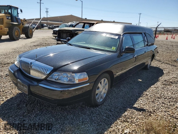 2003 Lincoln Town Car z VIN 1LJFM81WX3Y681139, wystawiony jako Copart lot #49991105 z przebiegiem 85 206 mil mil oraz Czysty tytuł • Clean title. Historia ofert i sprzedaży dostępna na DreamBid. Obrazek 1.