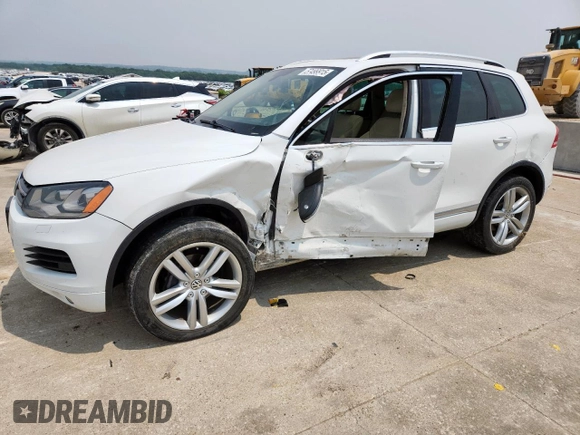2013 Volkswagen Touareg Exec z VIN WVGEF9BP3DD012463, wystawiony jako Copart lot #57499915 z przebiegiem 104 981 mil mil oraz Szkody całkowita. Historia ofert i sprzedaży dostępna na DreamBid. Obrazek 1.
