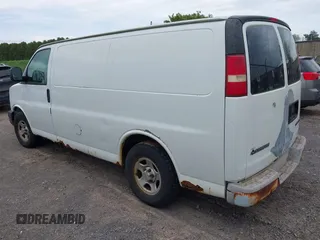 2004 Chevrolet Express Cargo z VIN 1GCFG15XX41150053, wystawiony jako IAAI lot #42236337 z przebiegiem 135 471 mil mil oraz . Historia ofert i sprzedaży dostępna na DreamBid. Obrazek 3.
