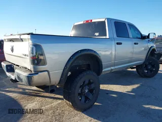 2013 Ram 2500 Tradesman z VIN 3C6UR5CL2DG550173, wystawiony jako IAAI lot #40865715 z przebiegiem 110 829 mil mil oraz . Historia ofert i sprzedaży dostępna na DreamBid. Obrazek 4.