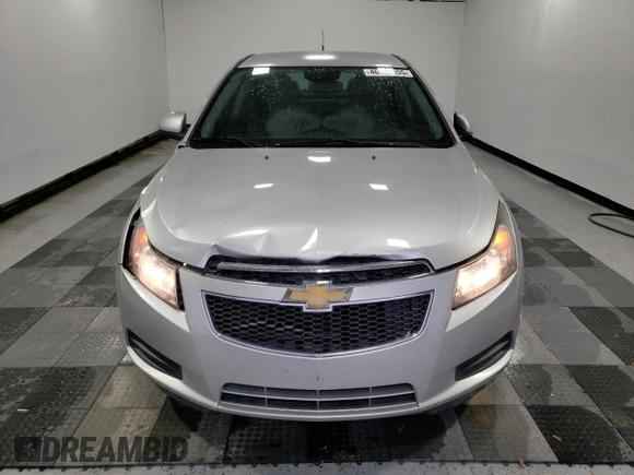 2014 Chevrolet Cruze 2LT z VIN 1G1PE5SB9E7181506, wystawiony jako Copart lot #46453855 z przebiegiem 151 602 mil mil oraz Szkoda całkowita • Salvage title. Historia ofert i sprzedaży dostępna na DreamBid. Obrazek 5.