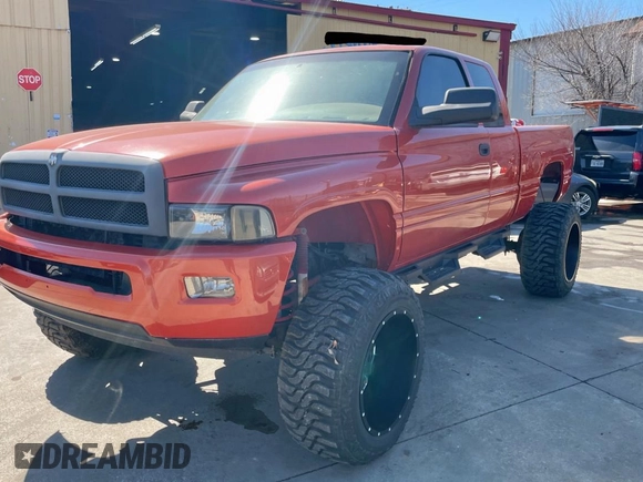 2000 Dodge 2500 z VIN 3B7KF2363YG104640, wystawiony jako Copart lot #45928635 z przebiegiem 206 162 mil mil oraz Czysty tytuł • Clean title. Historia ofert i sprzedaży dostępna na DreamBid. Obrazek 2.