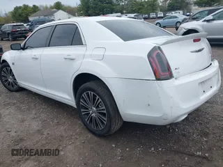 2013 Chrysler 300 S z VIN 2C3CCAGT5DH733211, wystawiony jako IAAI lot #42029043 z przebiegiem 144 414 mil mil oraz . Historia ofert i sprzedaży dostępna na DreamBid. Obrazek 3.