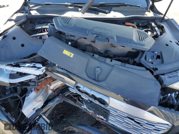 2024 Audi Q8 e-tron Premium Plus z VIN WA15AAGE1RB033711, wystawiony jako Copart lot #88577355 z przebiegiem 13 411 mil mil oraz Szkoda całkowita • Salvage title. Historia ofert i sprzedaży dostępna na DreamBid. Obrazek 14.