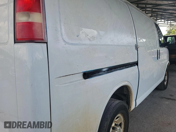2012 Chevrolet Express Cargo z VIN 1GCWGFCAXC1173617, wystawiony jako IAAI lot #42561444 z przebiegiem 178 334 mil mil oraz . Historia ofert i sprzedaży dostępna na DreamBid. Obrazek 4.