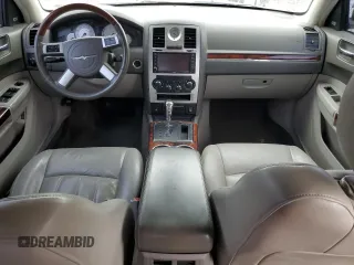 2009 Chrysler 300 C Hemi z VIN 2C3KA63TX9H619703, wystawiony jako Copart lot #60902075 z przebiegiem 140 003 mil mil oraz Szkoda całkowita • Salvage title. Historia ofert i sprzedaży dostępna na DreamBid. Obrazek 8.