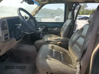 1998 GMC Suburban z VIN 3GKFK16R1WG511256, wystawiony jako Copart lot #77568484 z przebiegiem 301 116 mil mil oraz Czysty tytuł • Clean title. Historia ofert i sprzedaży dostępna na DreamBid. Obrazek 7.