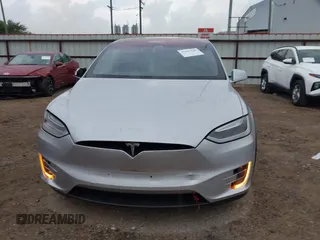 2017 Tesla Model X 90D z VIN 5YJXCDE23HF067843, wystawiony jako IAAI lot #42347649 z przebiegiem Nie podano mil oraz . Historia ofert i sprzedaży dostępna na DreamBid. Obrazek 11.