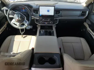 2024 Ford Expedition Max XLT z VIN 1FMJK1H8XREA21951, wystawiony jako Copart lot #45556635 z przebiegiem 8 544 mil mil oraz Szkoda całkowita • Salvage title. Historia ofert i sprzedaży dostępna na DreamBid. Obrazek 8.