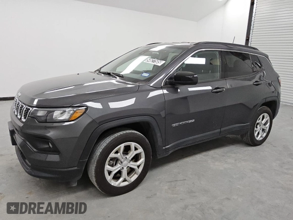 2024 Jeep Compass Latitude z VIN 3C4NJDBN5RT173984, wystawiony jako Copart lot #54627585 z przebiegiem 19 427 mil mil oraz Czysty tytuł • Clean title. Historia ofert i sprzedaży dostępna na DreamBid. Obrazek 1.