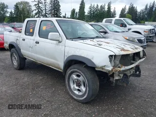 2000 Nissan Frontier XE z VIN 1N6ED27Y1YC381981, wystawiony jako IAAI lot #42141893 z przebiegiem 422 899 mil mil oraz . Historia ofert i sprzedaży dostępna na DreamBid. Obrazek 1.