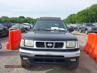 2000 Nissan Frontier XE z VIN 1N6ED27Y3YC413619, wystawiony jako IAAI lot #42468394 z przebiegiem 272 116 mil mil oraz . Historia ofert i sprzedaży dostępna na DreamBid. Obrazek 6.