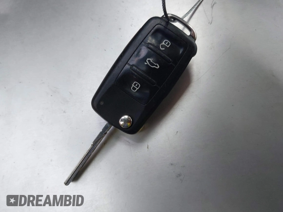 2013 Volkswagen Beetle 2.5L с VIN 3VWJX7AT8DM631449, выставлен на аукционе IAAI как лот 40064318 с пробегом 178 311 миль миль и . История ставок и продаж доступна на DreamBid. Изображение 11.