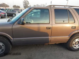 1998 GMC Jimmy SL with VIN 1GKCS13W1W2562133, listed as a IAAI auction lot 41159010 with 277,799 mi miles. Bid and sale history available at carsss.com. Image 14.