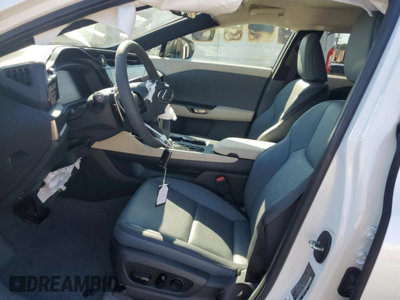 2024 Lexus RZ 300e Premium z VIN JTJABABB5RA005041, wystawiony jako Copart lot #72653024 z przebiegiem 3385 mil mil oraz Szkody całkowita. Historia ofert i sprzedaży dostępna na DreamBid. Obrazek 7.