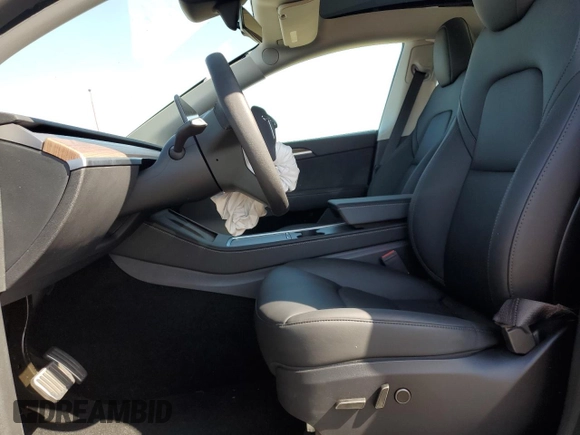 2025 Tesla Model Y Long Range z VIN 7SAYGDED0SF317270, wystawiony jako Copart lot #52387395 z przebiegiem 1 350 mil mil oraz Szkoda całkowita • Salvage title. Historia ofert i sprzedaży dostępna na DreamBid. Obrazek 7.