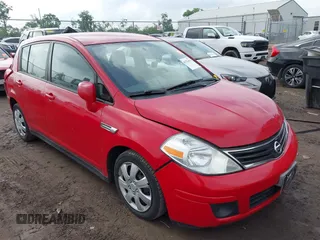 2012 Nissan Versa S z VIN 3N1BC1CP6CK814264, wystawiony jako IAAI lot #42376476 z przebiegiem 132 700 mil mil oraz . Historia ofert i sprzedaży dostępna na DreamBid. Obrazek 1.