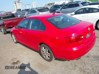 2014 Volkswagen Jetta SE z VIN 3VWD17AJ4EM284216, wystawiony jako IAAI lot #42803481 z przebiegiem 159 177 mil mil oraz . Historia ofert i sprzedaży dostępna na DreamBid. Obrazek 3.