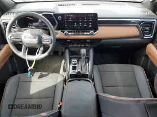 2024 GMC Canyon 4WD AT4 z VIN 1GTP6DEK8R1319281, wystawiony jako Copart lot #54380285 z przebiegiem 2383 mil mil oraz Szkody całkowita. Historia ofert i sprzedaży dostępna na DreamBid. Obrazek 8.