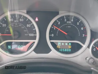 2008 Jeep Wrangler Unlimited Sahara с VIN 1J4GA59188L624010, выставлен на аукционе IAAI как лот 42115574 с пробегом 105 800 миль миль и . История ставок и продаж доступна на DreamBid. Изображение 7.