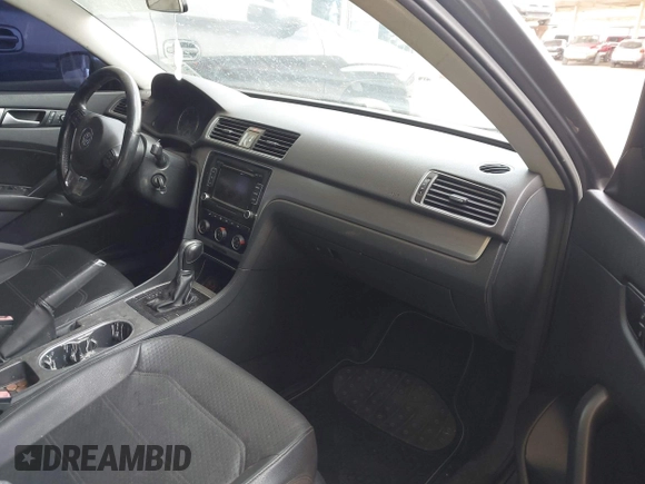 2015 Volkswagen Passat SE z VIN 1VWBV7A37FC072619, wystawiony jako IAAI lot #42389938 z przebiegiem 159 709 mil mil oraz . Historia ofert i sprzedaży dostępna na DreamBid. Obrazek 5.