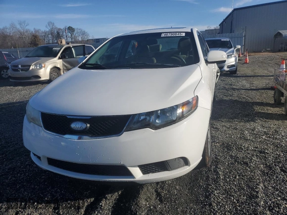 2010 Kia Forte EX z VIN KNAFU4A2XA5106480, wystawiony jako Copart lot #46790845 z przebiegiem 169 815 mil mil oraz Szkody całkowita. Historia ofert i sprzedaży dostępna na DreamBid. Obrazek 5.