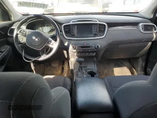 2019 Kia Sorento L z VIN 5XYPG4A32KG463068, wystawiony jako Copart lot #89367895 z przebiegiem Nie podano mil oraz Szkoda całkowita • Salvage title. Historia ofert i sprzedaży dostępna na DreamBid. Obrazek 8.