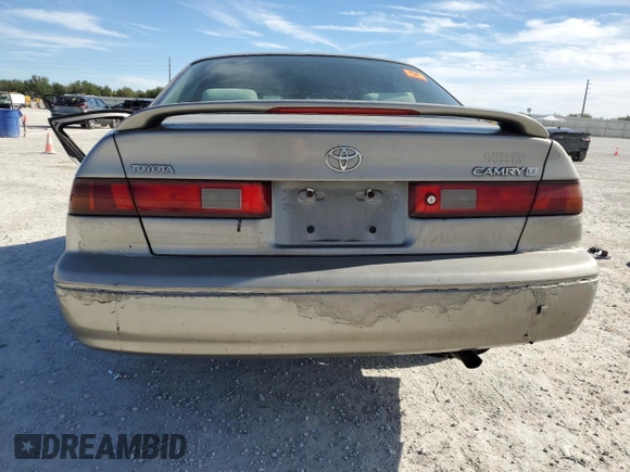 1999 Toyota Camry LE z VIN 4T1BG22K8XU426130, wystawiony jako Copart lot #87368604 z przebiegiem 276 204 mil mil oraz Szkoda całkowita • Salvage title. Historia ofert i sprzedaży dostępna na DreamBid. Obrazek 6.