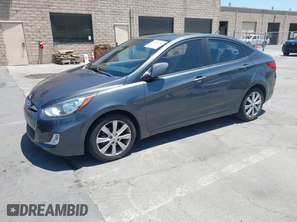 2013 Hyundai Accent GLS z VIN KMHCU4AE9DU427450, wystawiony jako IAAI lot #42415750 z przebiegiem 105 890 mil mil oraz . Historia ofert i sprzedaży dostępna na DreamBid. Obrazek 2.