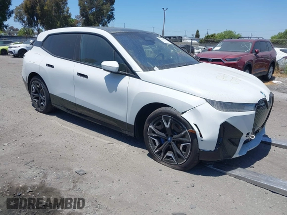 2025 BMW iX xDrive50 z VIN WB523CF07SCT17117, wystawiony jako IAAI lot #42042262 z przebiegiem 7 485 mil mil oraz . Historia ofert i sprzedaży dostępna na DreamBid. Obrazek 1.