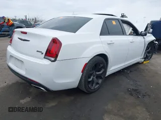 2022 Chrysler 300 S z VIN 2C3CCABG0NH190751, wystawiony jako IAAI lot #41782941 z przebiegiem Nie podano mil oraz . Historia ofert i sprzedaży dostępna na DreamBid. Obrazek 4.