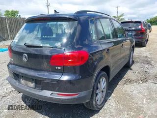 2017 Volkswagen Tiguan S z VIN WVGAV7AX3HK043141, wystawiony jako IAAI lot #42259813 z przebiegiem 63 151 mil mil oraz . Historia ofert i sprzedaży dostępna na DreamBid. Obrazek 4.