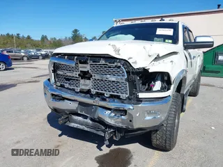 2018 Ram 2500 Laramie z VIN 3C6UR5FL4JG404249, wystawiony jako IAAI lot #41965199 z przebiegiem 123 506 mil mil oraz . Historia ofert i sprzedaży dostępna na DreamBid. Obrazek 6.