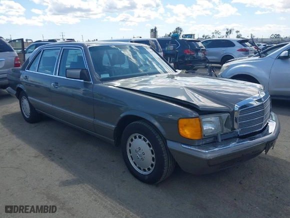1991 Mercedes-Benz 420 Series 420SEL with VIN WDBCA35E0MA580834, listed as a IAAI auction lot 41949794 with 30,413 mi miles. Bid and sale history available at carsss.com. Image 1.